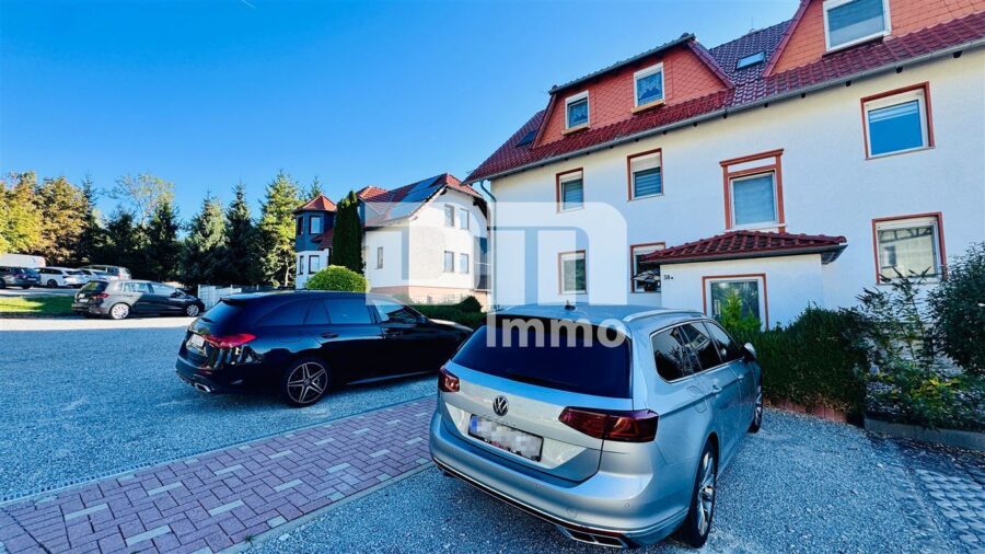 Vollvermietetes Dreifamilienhaus nach WEG geteilt mit Nebegebäude in Traumlage - Stellplätze vor dem Haus / Gemeindefläche